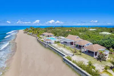 Image de Turtle Nest - Beachfront Villa - Stunning Views