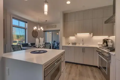 Image de Luxurious 1183 sqft. 2 bed, 2 bath home seconds from the beach