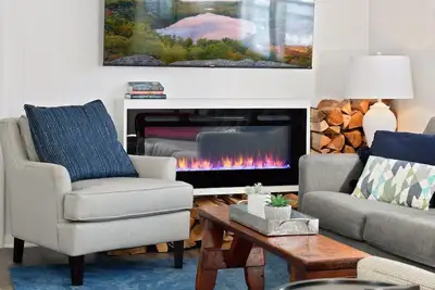 Image de Excelsior nautical themed home, with fenced yard!