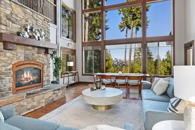 Image de Mountain-view house with hot tub, chef's kitchen, fireplace, and home office