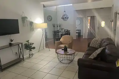 Image de Residential 3 bed/2 bath home with wonderful backyard-scenic view-laundry.
