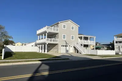 Image de Bayview Home Endless decks Elevator, Every  bedroom has a bath and deck access.