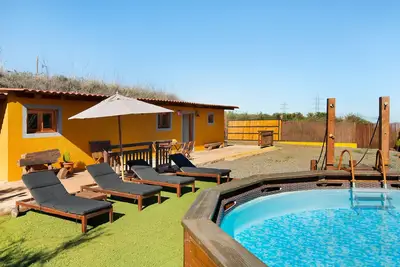 Maison \"Casa Rural Los Colorados\" avec vue montagne et piscine.