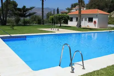 Image de Maison \"Los Pinos Mar y Montaña\" avec vue montagne, piscine, Wi-Fi, jardin et terrasse
