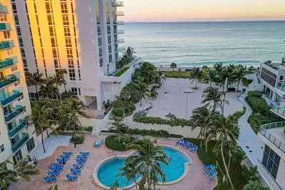 Image de Great apartment in Hollywood with side ocean view! Direct exit to the beach!