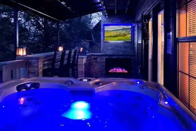 Image de Close to Pigeon Forge- walking distance to outdoor pool-Outdoor kitchen and tv area and much more