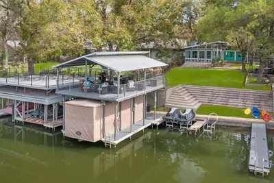 Image de Lubinberry Lakeside | Waterfront Home | Hot Tub | Boat Slip | Jet Ski Lift