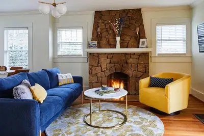 Image de Yellow Door: Crestwood Bungalow w Fireplace & Yard