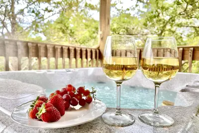 Image de 🐟🛶Stunning Lake Cabin! | Hot Tub | Private Lake Access | Fire Pit | Pool Table🌊⛰