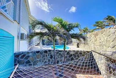 Image de Princess Blue, sur la plage d`Orient Bay, piscine