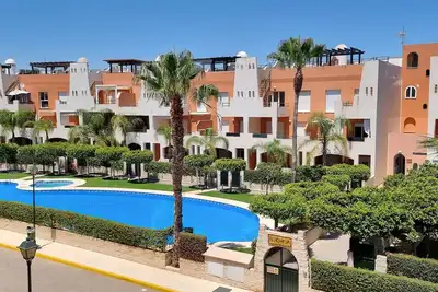 Rez-de-chaussée avec jardin et piscine privée, tres proche de la plage, Wifi