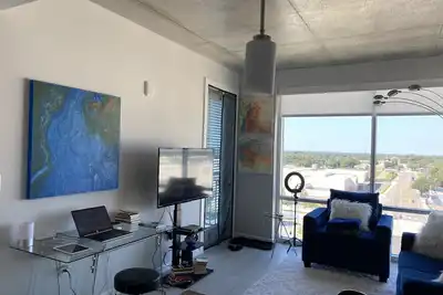 Image de Downtown: Creative 1-Bedroom in Stylish High rise