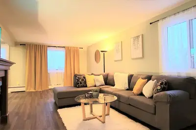 Image de Lovely Modern 3-Bedroom Condo with Free Parking right by West Edmonton Mall