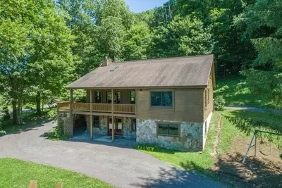 Image de Cozy Cabin w/ Fireplaces, Sauna & Firepit
