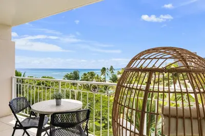 Image de Gorgeous Waikiki Beachfront 1Bdrm - Waikiki Shore 610, steps from the sand!