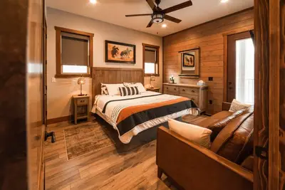 Image de Dmr Cabin 5 | One-Level | King & Kid Suite | Max Capacity 7