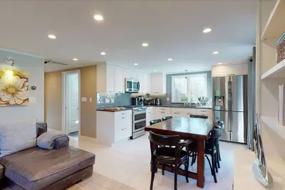 Image de 4br, updated home in Surfside. Sleeps 8 adults, big yard/porch/deck, central air