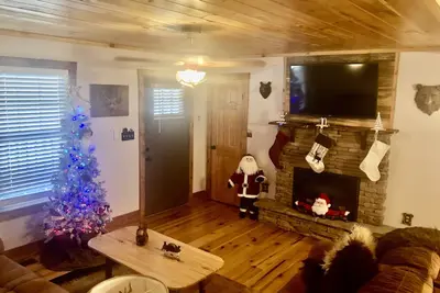 Image de Cute & Roomy 4/2 with Hot Tub, Fp, Internet & More