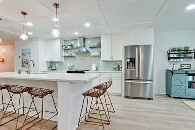 Image de 🌟 Stunning! - Game Room, Pool, Beaches & Full Remodel!