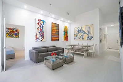 Miami Brickell 4 Bedrooms High Ceiling loft at the pools & Jacuzzi
