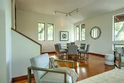 Image de Sonoma Treehouse - a quiet scenic view home with 3 Bdrm with deck & hot tub