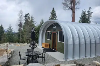 Image de Luxurious Quonset hut in the woods, mountain views