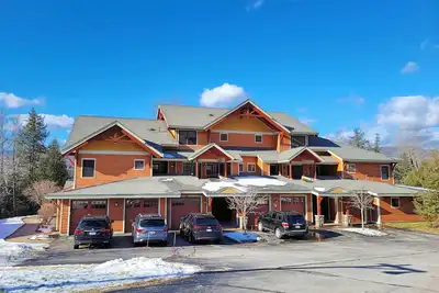 Image de 2-level, Ac\/Fp, deck\/patio, at South Peak, ski shuttle. P004b by Lrs