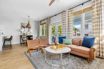 Image de ♚ The Inns ♚ Stunning 3br/3ba - Heart of Downtown!