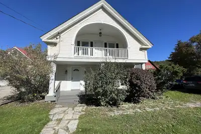 Image de Modern 7Bd/3Ba Mountain Chalet w/ Hot tub, 3 minutes from Okemo