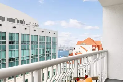 Luxury on 42nd Floor with Rootop Pools & Free Parking