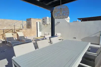 Penthouse avec piscine privée, sur la plage, Wifi