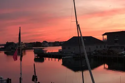 Image de 4br, 2. 5 Ba Private Waterfront home with in law suite. Great for large families