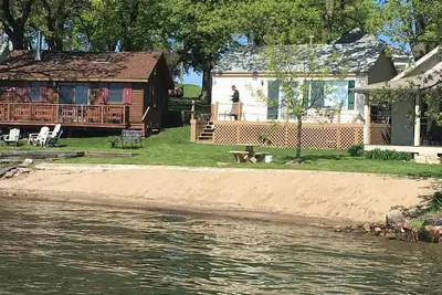 Image de Prime East Lake beachfront cabin with boat hoist in Okoboji
