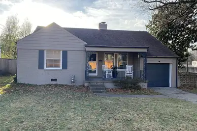 Image de Cheerful quaint home in prime Tulsa area.