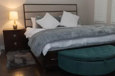 Image de Awesome Main House/Basement Is Separate Suite