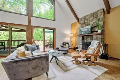 Image de Mid-Century Fairytale Cabin ✦ Best Coffee Station for Miles!