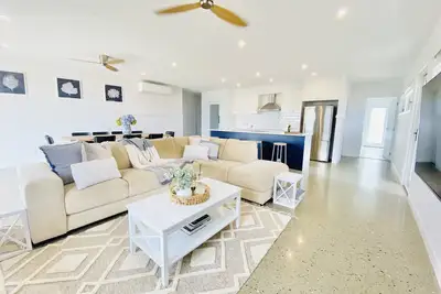 Image de Somerset Dreams| Sleeps 10| Dam Views| Brand New Hamptons Home|Free Wi-Fi