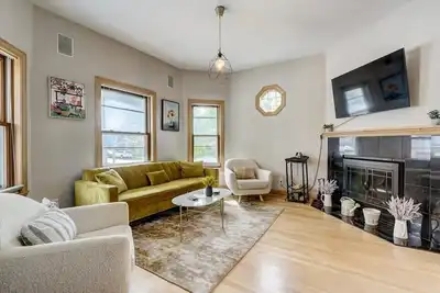 Image de Massive Unit w/ Garage, Chef’s kitchen & office! Walk to the Lake, Downer Ave!