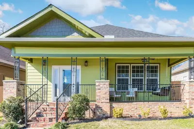 Image de Stunning & Modern w Roman Bath, Fireplace, Firepit