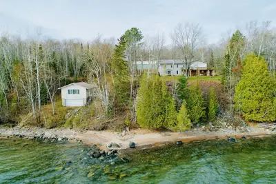 Image de Lake Superior Beach Haven with Large LakeHouse