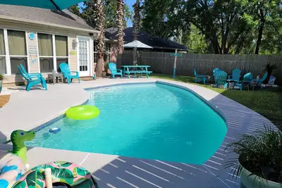 Image de Beautiful Warm Beach House Retreat, King bed, fireplace and Pool