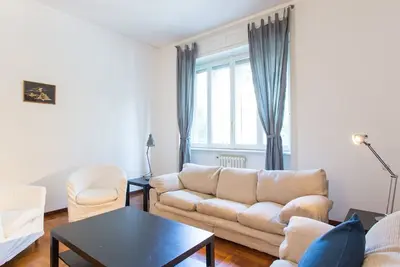 Image de Spacious and bright three-room apartment located in the Milan Bocconi area.