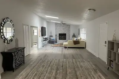 Image de 5 miles to Wec - 4 bdrms, 6 beds, Ofc area, 2. 5 baths, 2800 Sf Home, Sleeps 10