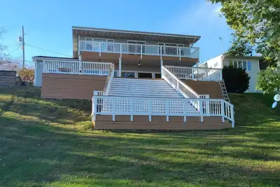 Image de Large waterfront home w/ boat rental available, great for family vacation.