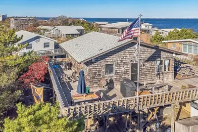 Image de Davis Park Fire Island 5 Bedroom 2 Bath Ac and Waterviews, Waterviews Pet Friendly renovated Beach H. . .