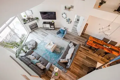 Image de “The Cathedral” luxury penthouse loft with lakeview. Downtown, pool and hot tub.