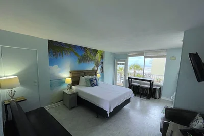 Image de Dazzling Ocean Front Condo with a Balcony