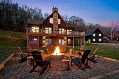 Image de New & Stunning Chalet! ⛷ A+ Reno, Hot-Tub, Barrel Sauna, Slope Views, Fire Pit🔥