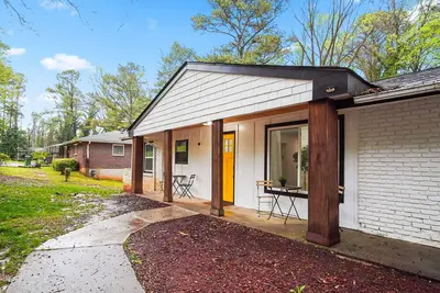 Image de Radiant 3BDx2B 10mins to Midtown  w/ freeParking. . 15 mins to  Atlanta Beltline