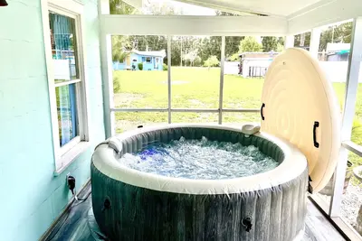 Image de The Shipwreck ⚓️3br House w/ Hot Tub in Screened Porch Close to Beaches🏖